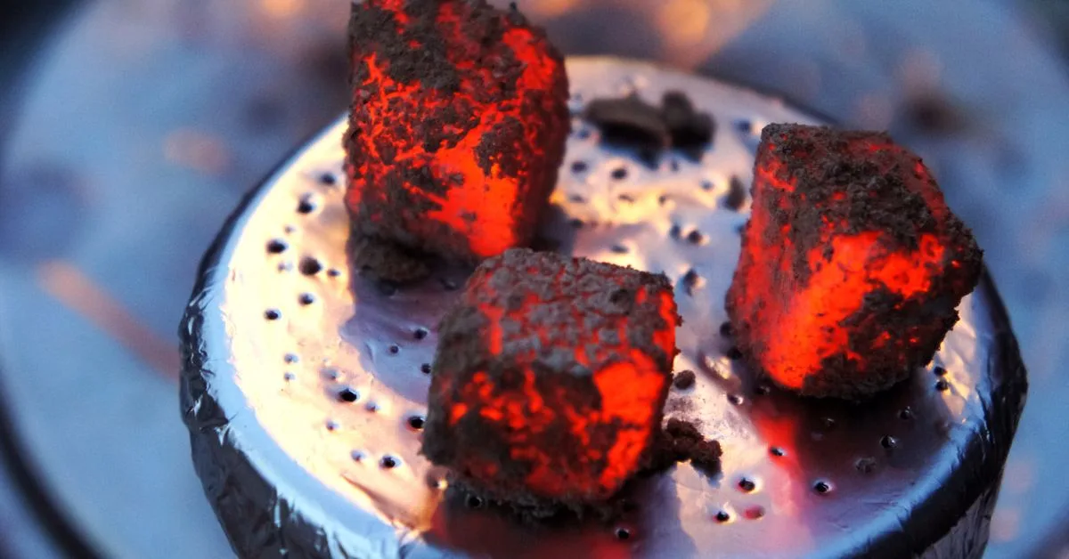 Cum aprinzi cărbunii corect ca să ai fum constant și gust curat